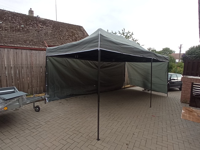 Párty stan 3x6 metrů postavený na dlažbě