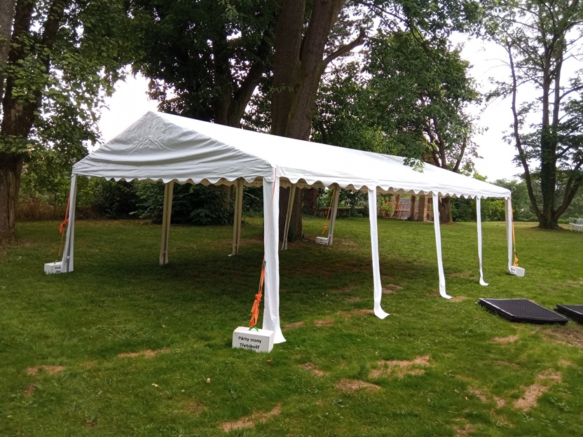 Párty stan 4x8 metrů postavený na trávě