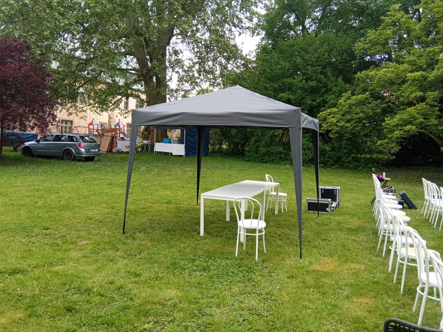 Párty stan 3x3 metrů postavený na trávě