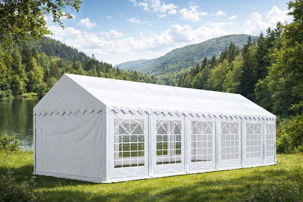 Párty stan 5x10 metrů postavený na trávě