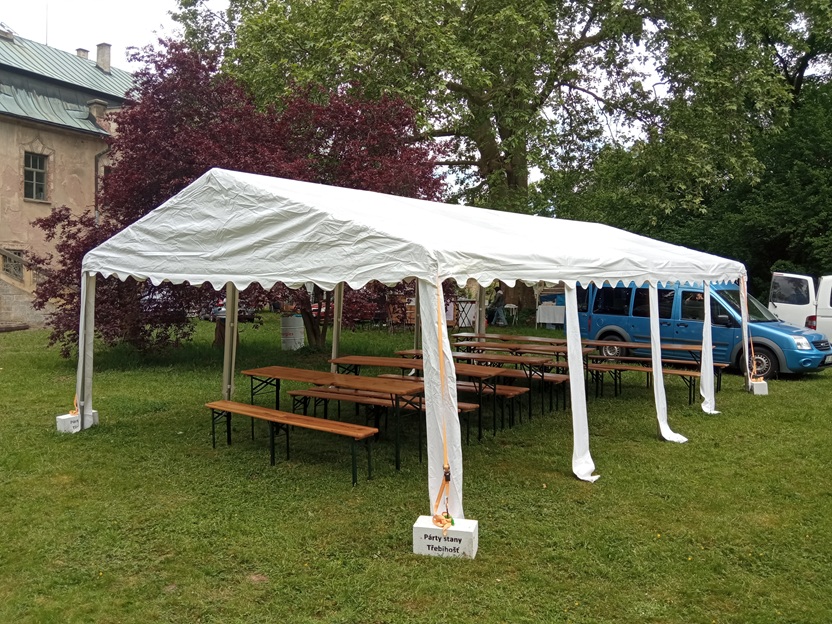 Párty stan 5x8 metrů postavený na trávě